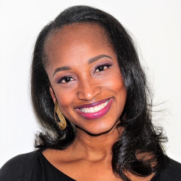 Meet your Posher, Lorina - Picture 1 of 2